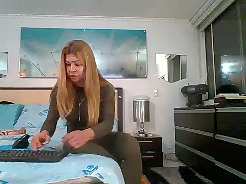 Mirianzapata 1 online show from 10-31-25, 06:47