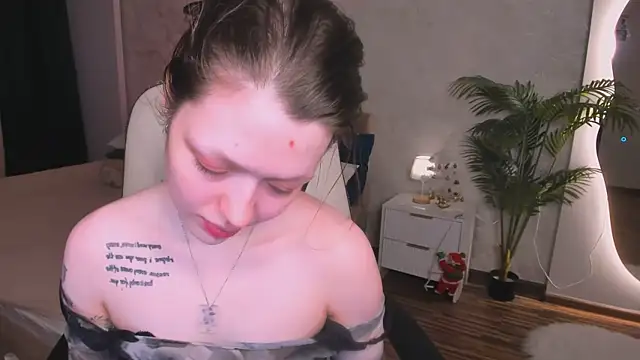 Lunar Lily online show from 01-19-26, 06:06