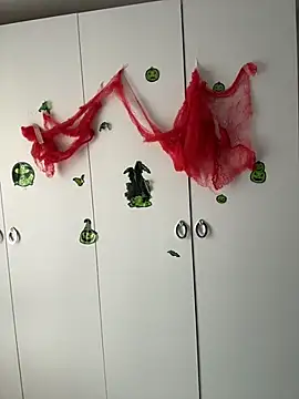 TenderLaGlamor online show from 10-31-25, 11:55