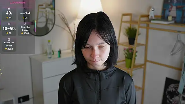 SuzanneHowse online show from 11-04-25, 04:33