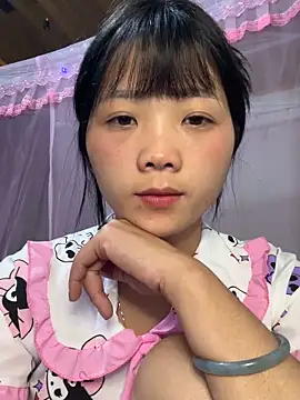 Snapshot of thaoyeuuu chatting on 10-15-25, 12:27 thaoyeuuu online show from 10-15-25, 12:27