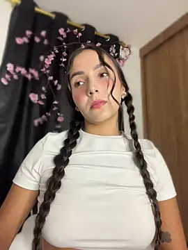 Snapshot of Scarlett05 chatting on 07-17-26, 01:34 Scarlett05 online show from 07-17-26, 01:34
