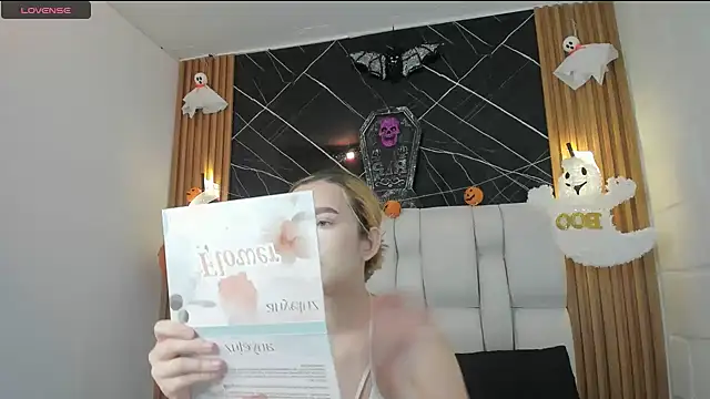 Snapshot of kristal_joi_dl chatting on 10-27-25, 12:42 kristal joi dl online show from 10-27-25, 12:42