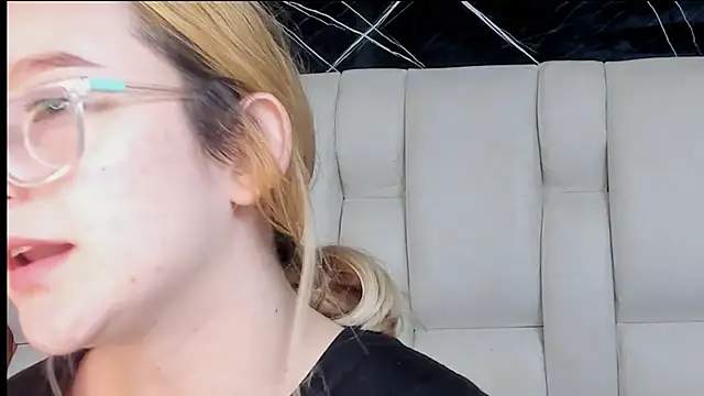 Snapshot of kristal_joi_dl chatting on 11-21-25, 01:15 kristal joi dl online show from 11-21-25, 01:15