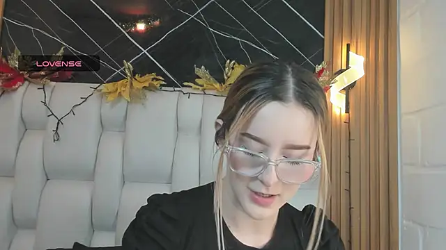 Snapshot of kristal_joi_dl chatting on 12-15-25, 01:04 kristal joi dl online show from 12-15-25, 01:04