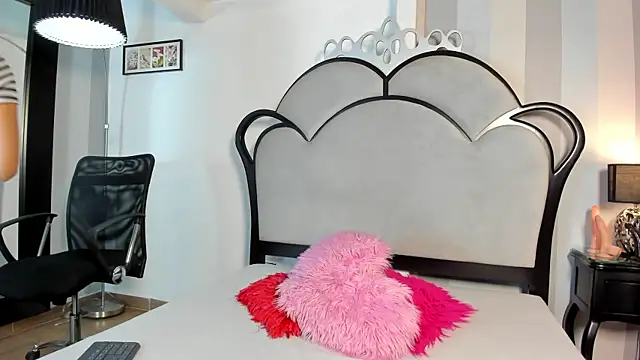 MiaAmore  online show from 06-18-26, 06:01