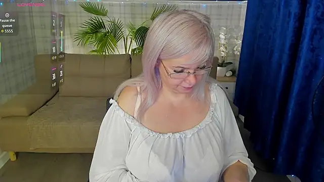 Snapshot of Hella_Fabel chatting on 02-04-26, 01:11 Hella Fabel online show from 02-04-26, 01:11