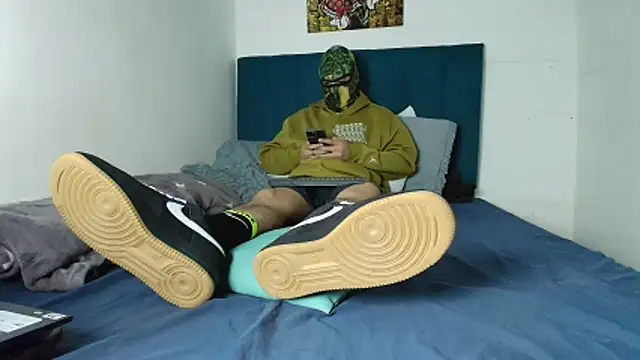 Warmteam777 online show from 12-21-25, 04:03