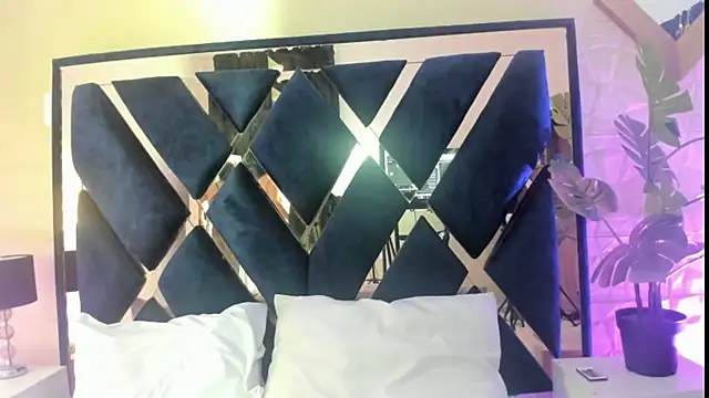Snapshot of Valery_Brand chatting on 06-11-26, 01:20 Valery Brand online show from 06-11-26, 01:20