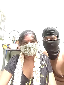 Snapshot of crazcy-couples chatting on 09-10-25, 04:18 crazcy-couples online show from 09-10-25, 04:18