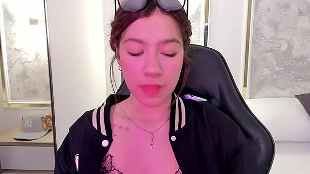 doll eyees  online show from 09-24-25, 02:26