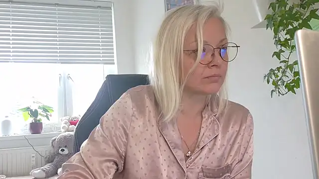 Linsy Kim online show from 03-12-26, 08:31