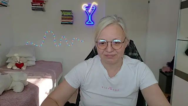 Linsy Kim online show from 04-19-26, 04:39