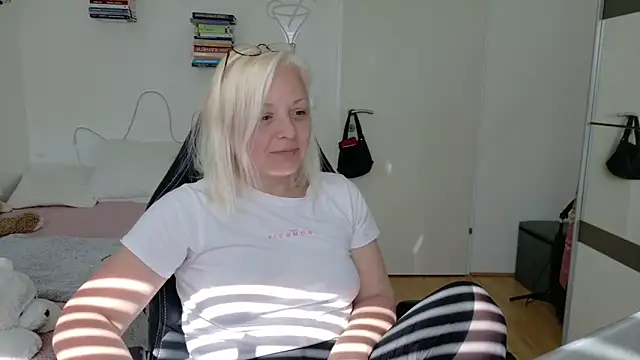 Linsy Kim online show from 04-23-26, 01:24