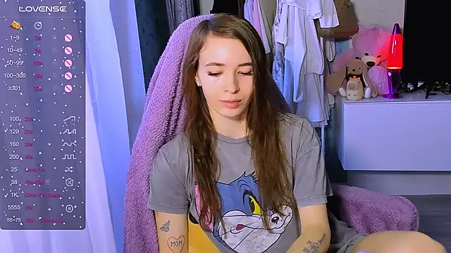 Snapshot of ZoyaMill chatting on 10-28-25, 07:34 ZoyaMill online show from 10-28-25, 07:34