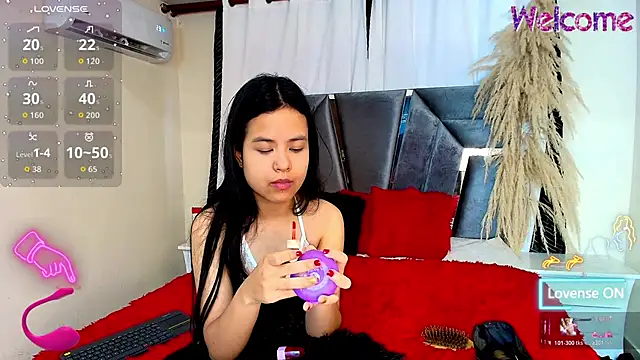 MiniLove 01 online show from 12-17-25, 12:22