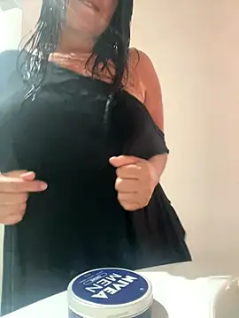 Snapshot of Mayra_milk chatting on 10-15-25, 07:14 Mayra milk online show from 10-15-25, 07:14