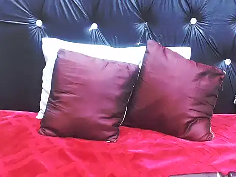 Snapshot of AppleAss02 chatting on 11-13-25, 05:01 AppleAss02 online show from 11-13-25, 05:01