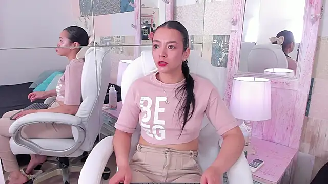 Snapshot of hillary_chen chatting on 10-25-25, 01:35 hillary chen online show from 10-25-25, 01:35