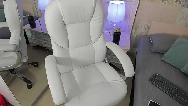 Snapshot of hillary_chen chatting on 10-30-25, 03:08 hillary chen online show from 10-30-25, 03:08