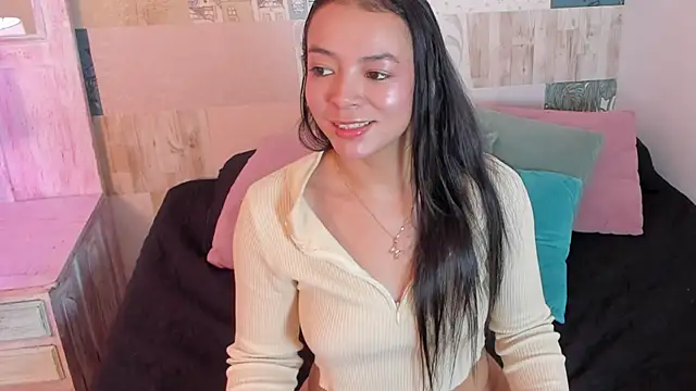 Snapshot of hillary_chen chatting on 11-06-25, 03:29 hillary chen online show from 11-06-25, 03:29