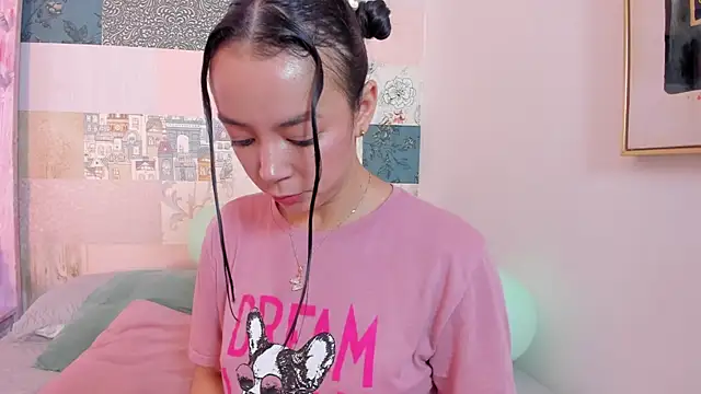 Snapshot of hillary_chen chatting on 11-14-25, 02:43 hillary chen online show from 11-14-25, 02:43