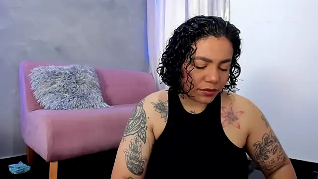 Snapshot of alexholyy chatting on 10-21-25, 01:12 alexholyy online show from 10-21-25, 01:12