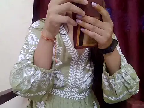 Snapshot of Amira90 chatting on 10-28-25, 05:44 Amira90 online show from 10-28-25, 05:44