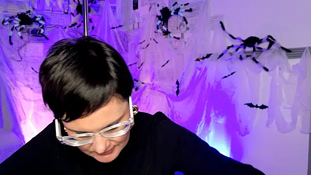 Snapshot of LauraDavidsons chatting on 10-16-25, 04:19 LauraDavidsons online show from 10-16-25, 04:19