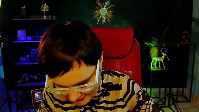 Snapshot of LauraDavidsons chatting on 12-19-25, 04:58 LauraDavidsons online show from 12-19-25, 04:58