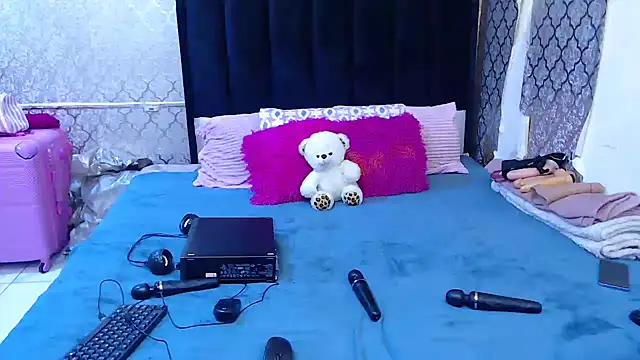 SexyPetitex25 online show from 09-30-25, 08:14