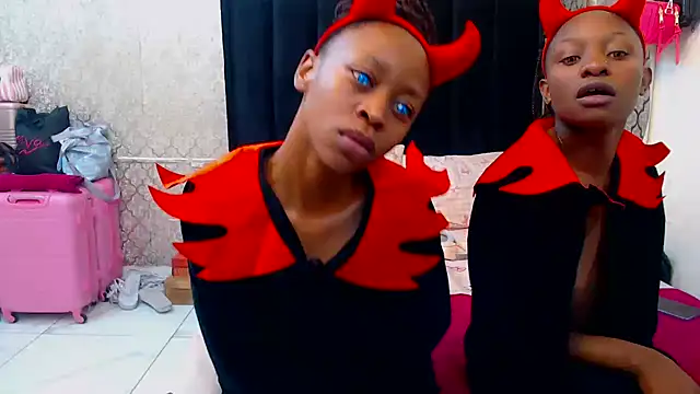 SexyPetitex25 online show from 10-30-25, 07:47