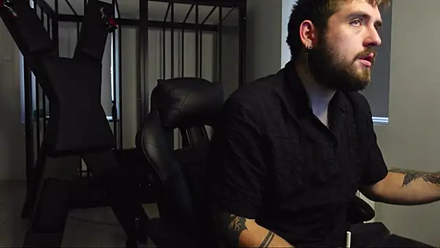 Snapshot of Mike_Platano chatting on 10-18-25, 02:40 Mike Platano online show from 10-18-25, 02:40