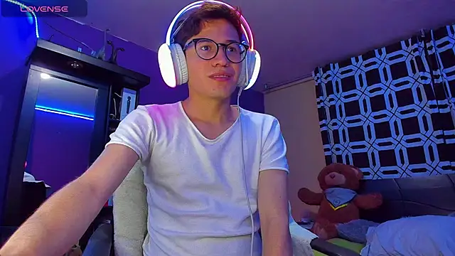 Snapshot of Lunarie_ chatting on 09-10-25, 04:34 Lunarie online show from 09-10-25, 04:34