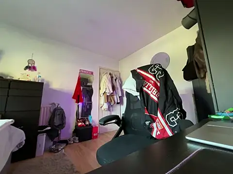 Snapshot of Prill940 chatting on 04-14-26, 07:03 Prill940 online show from 04-14-26, 07:03