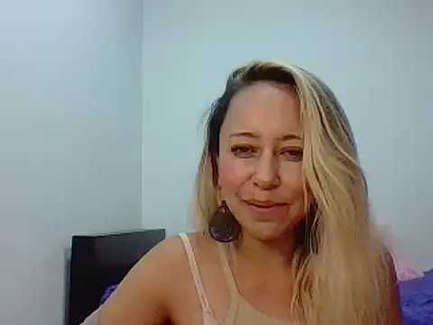 Snapshot of leah_susman chatting on 09-11-25, 02:00 leah susman online show from 09-11-25, 02:00