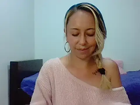 Snapshot of leah_susman chatting on 09-24-25, 02:04 leah susman online show from 09-24-25, 02:04