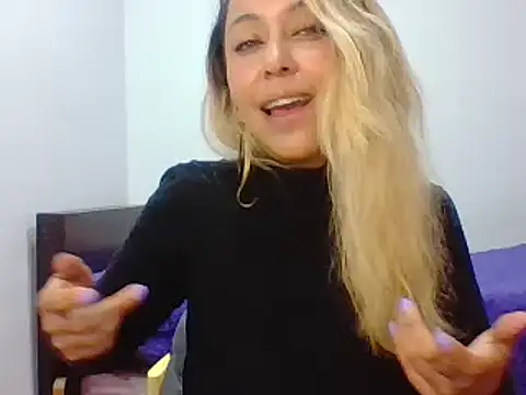 Snapshot of leah_susman chatting on 09-25-25, 01:53 leah susman online show from 09-25-25, 01:53