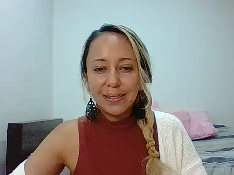 Snapshot of leah_susman chatting on 10-21-25, 01:50 leah susman online show from 10-21-25, 01:50