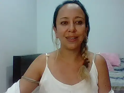 Snapshot of leah_susman chatting on 11-09-25, 02:43 leah susman online show from 11-09-25, 02:43