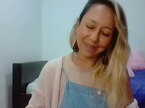 Snapshot of leah_susman chatting on 11-22-25, 01:37 leah susman online show from 11-22-25, 01:37