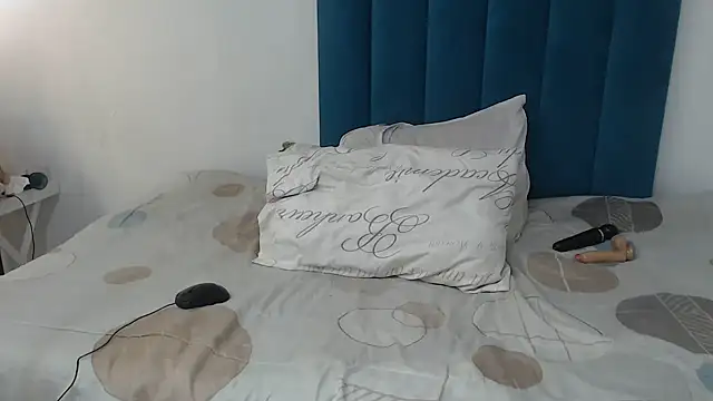 Snapshot of Bella_2025 chatting on 09-21-25, 02:13 Bella 2025 online show from 09-21-25, 02:13