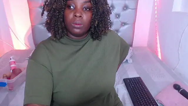 Snapshot of ebony_NeighborMoans chatting on 10-17-25, 03:20 ebony NeighborMoans online show from 10-17-25, 03:20