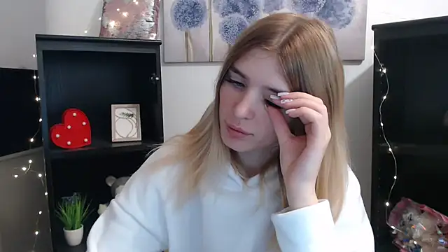 Snapshot of JuiceLips__ chatting on 11-21-25, 12:15 JuiceLips online show from 11-21-25, 12:15