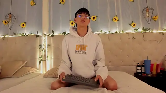 AleAurarashi online show from 10-30-25, 03:30