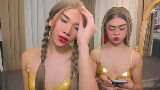 Snapshot of MaxCollins chatting on 11-26-25, 07:48 MaxCollins online show from 11-26-25, 07:48