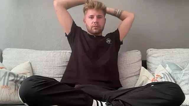 Snapshot of RioBlaze chatting on 09-20-25, 01:01 RioBlaze online show from 09-20-25, 01:01