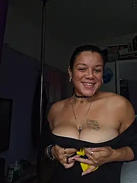 Snapshot of GoddessChantelle chatting on 10-19-25, 01:56 GoddessChantelle online show from 10-19-25, 01:56