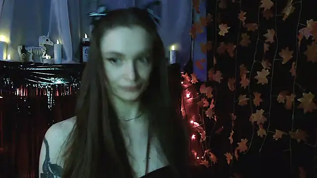 Snapshot of __Leyla__ chatting on 10-18-25, 07:47 Leyla online show from 10-18-25, 07:47