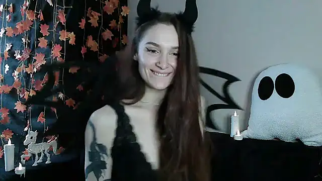 Snapshot of __Leyla__ chatting on 10-24-25, 01:40 Leyla online show from 10-24-25, 01:40